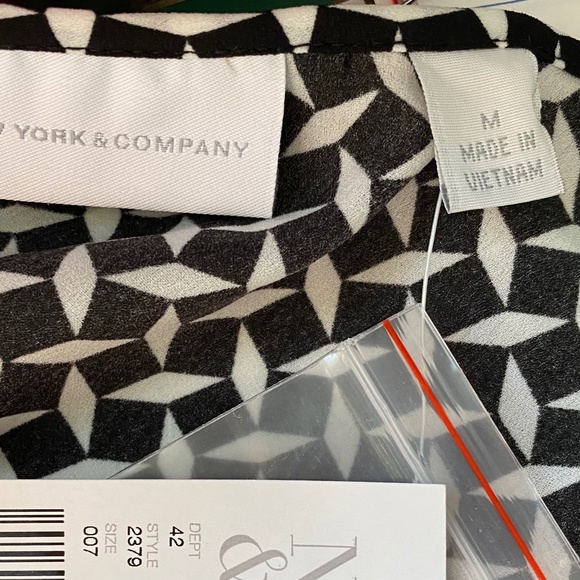 NY & COMPANY Top Blouse Pattern Cap Sleeve Scoopneck Office Black & White Medium - Picture 9 of 11